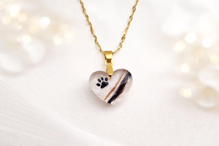 Colgante con pelo pequeño corazón dorado